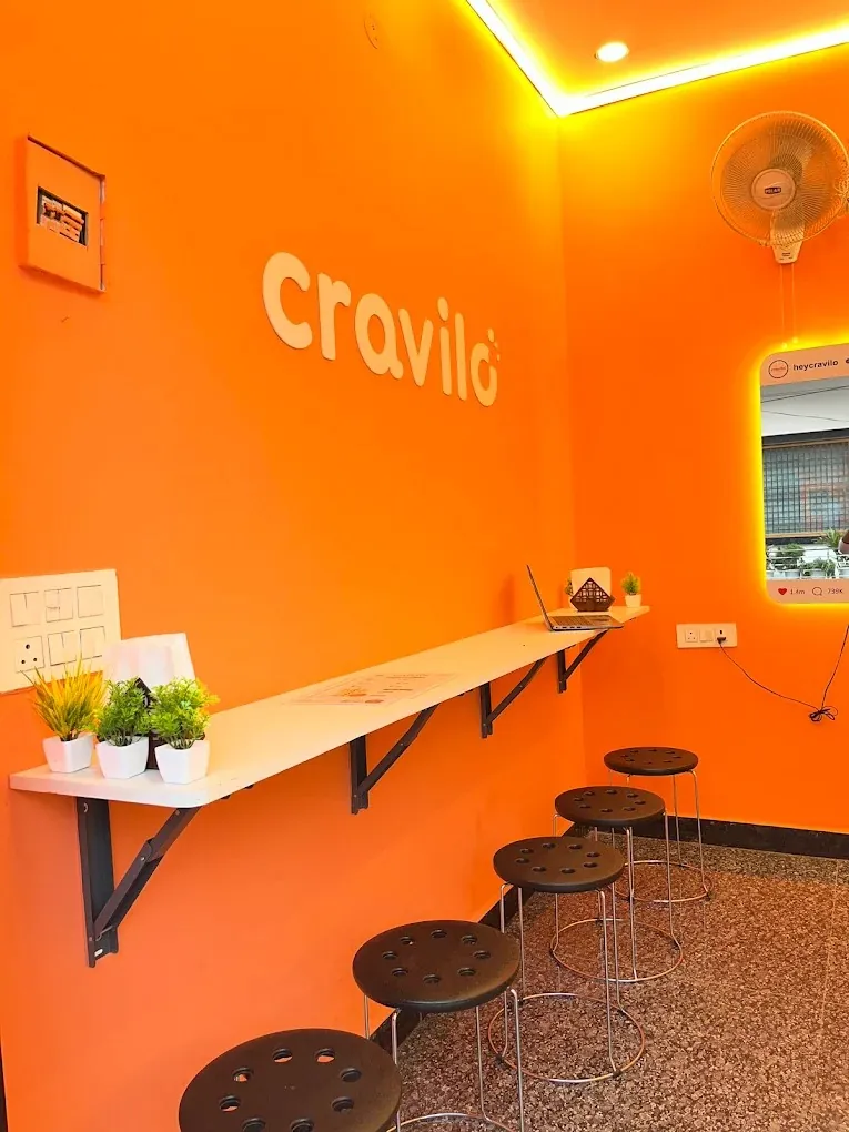 Wall shelf seating under the Cravilo sign